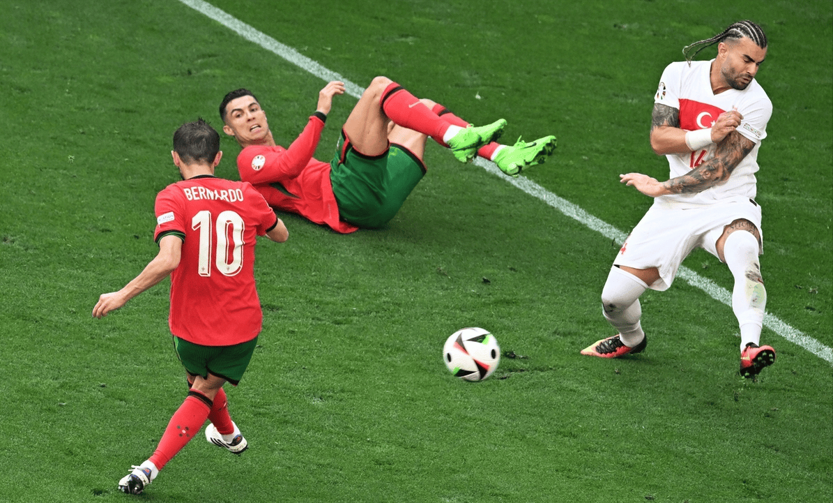 包含球星爆发！足球赛场再现神级操作的词条