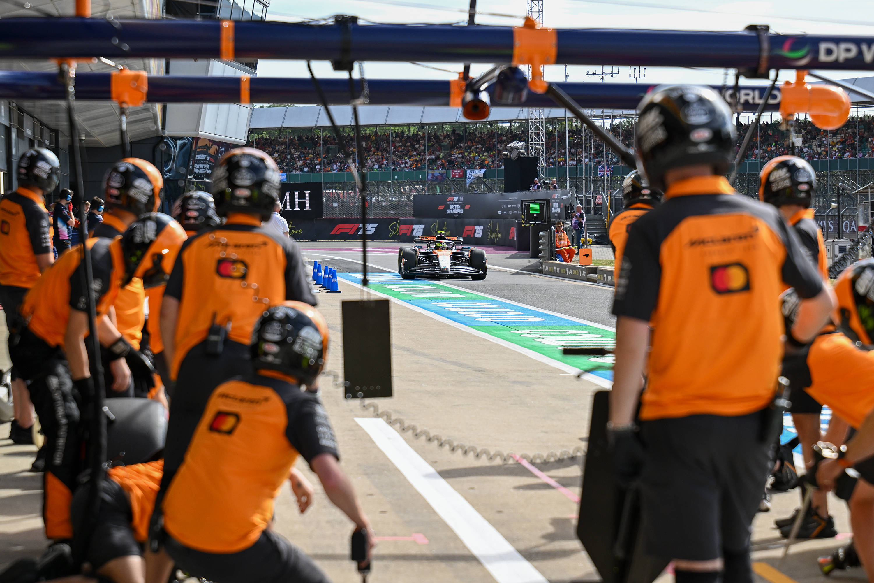 红牛二队险胜迈凯伦,勒克莱尔关键制胜 红牛二队险胜迈凯伦,勒克莱尔关键制胜