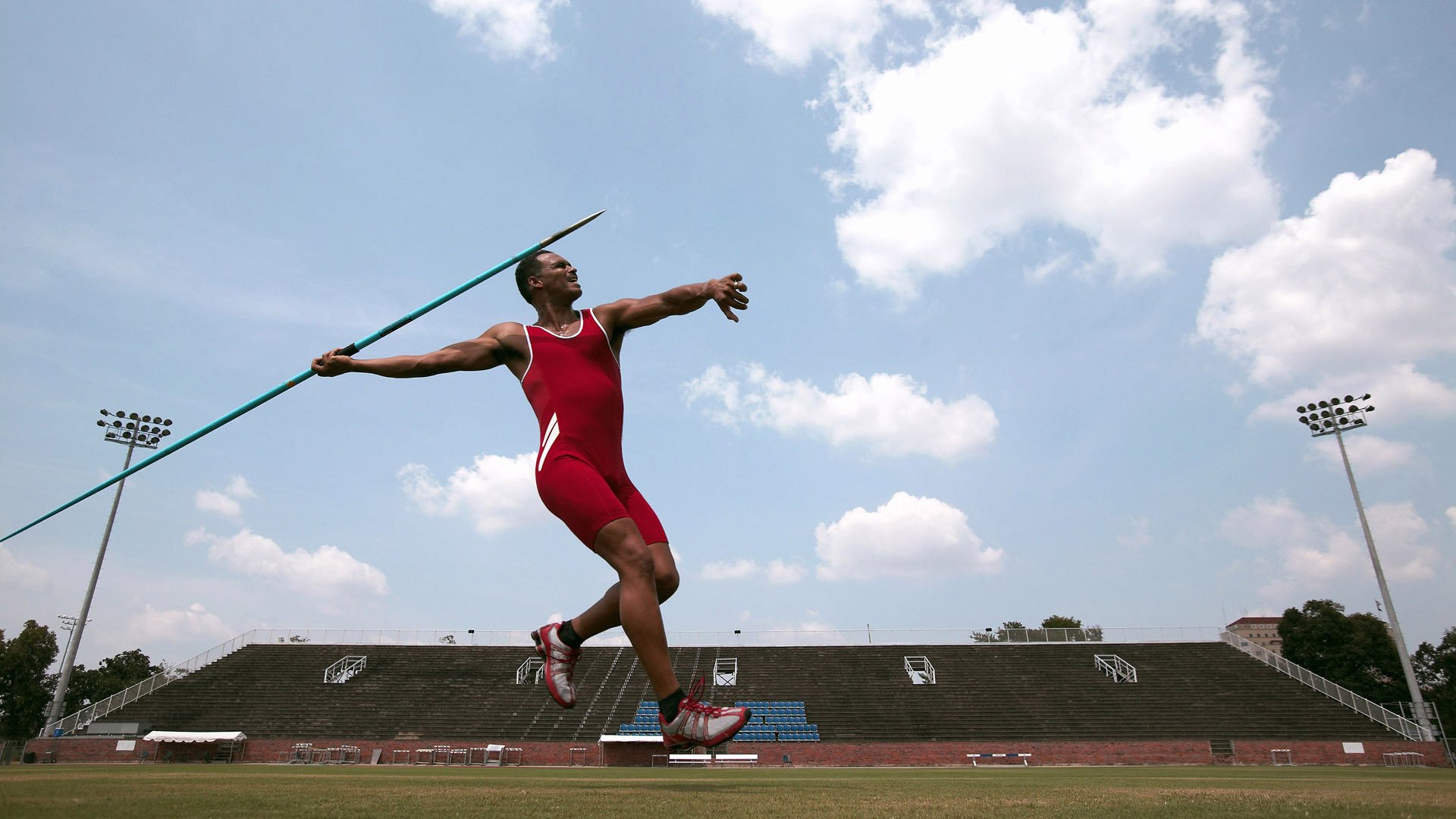 赛道厮杀与球场封神，当维斯塔潘卫冕时，塔图姆正打出生涯之夜