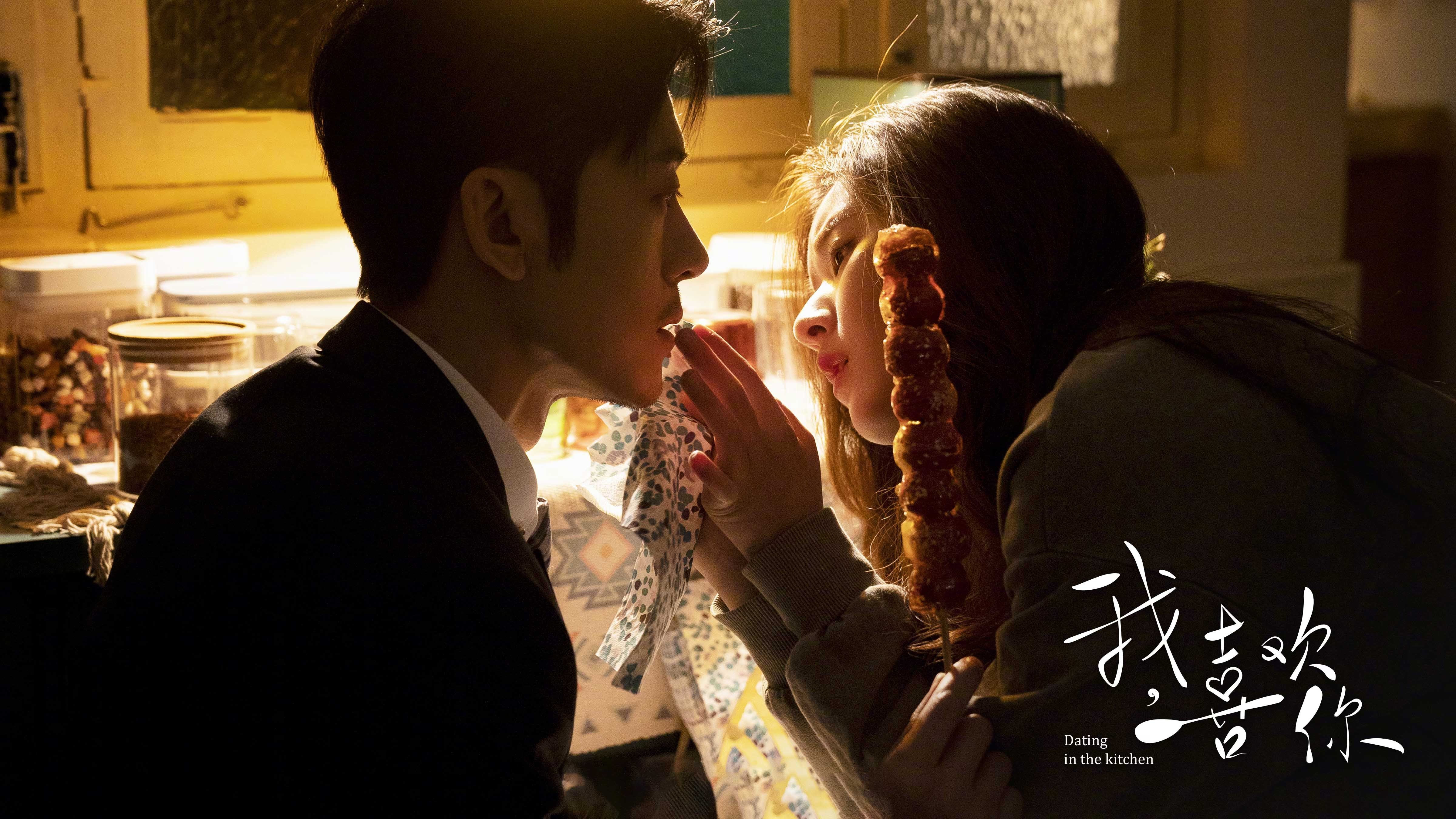 轮胎尖叫划破城市夜空,当西亚卡姆的杆位圈速让胜负悬念提前点燃香槟