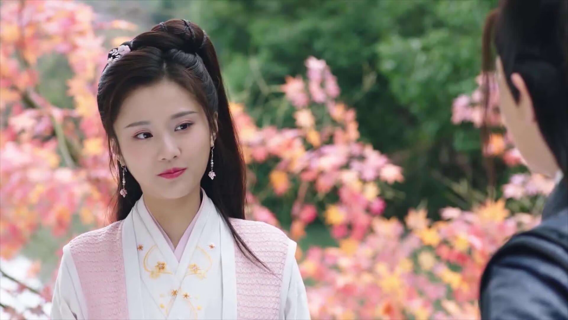 克莱焰火独照夜空，鹈鹕倾盆雨淹没步行者