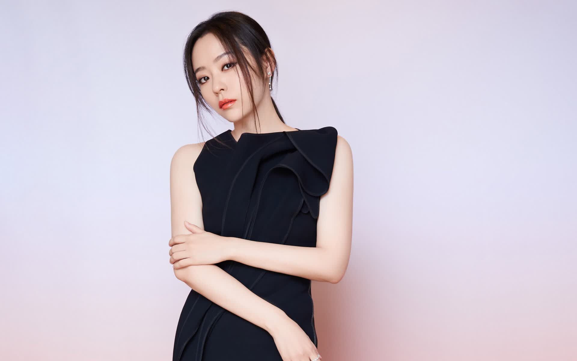 这篇文章基于一个大胆的假设,在2026年美加墨世界杯的奇特分组中,因为一次罕见的国家队征召规则调整(或设定中范戴克因某种特殊原因效力于秘鲁)这位荷兰传奇铁卫成为了秘鲁队的后防核心